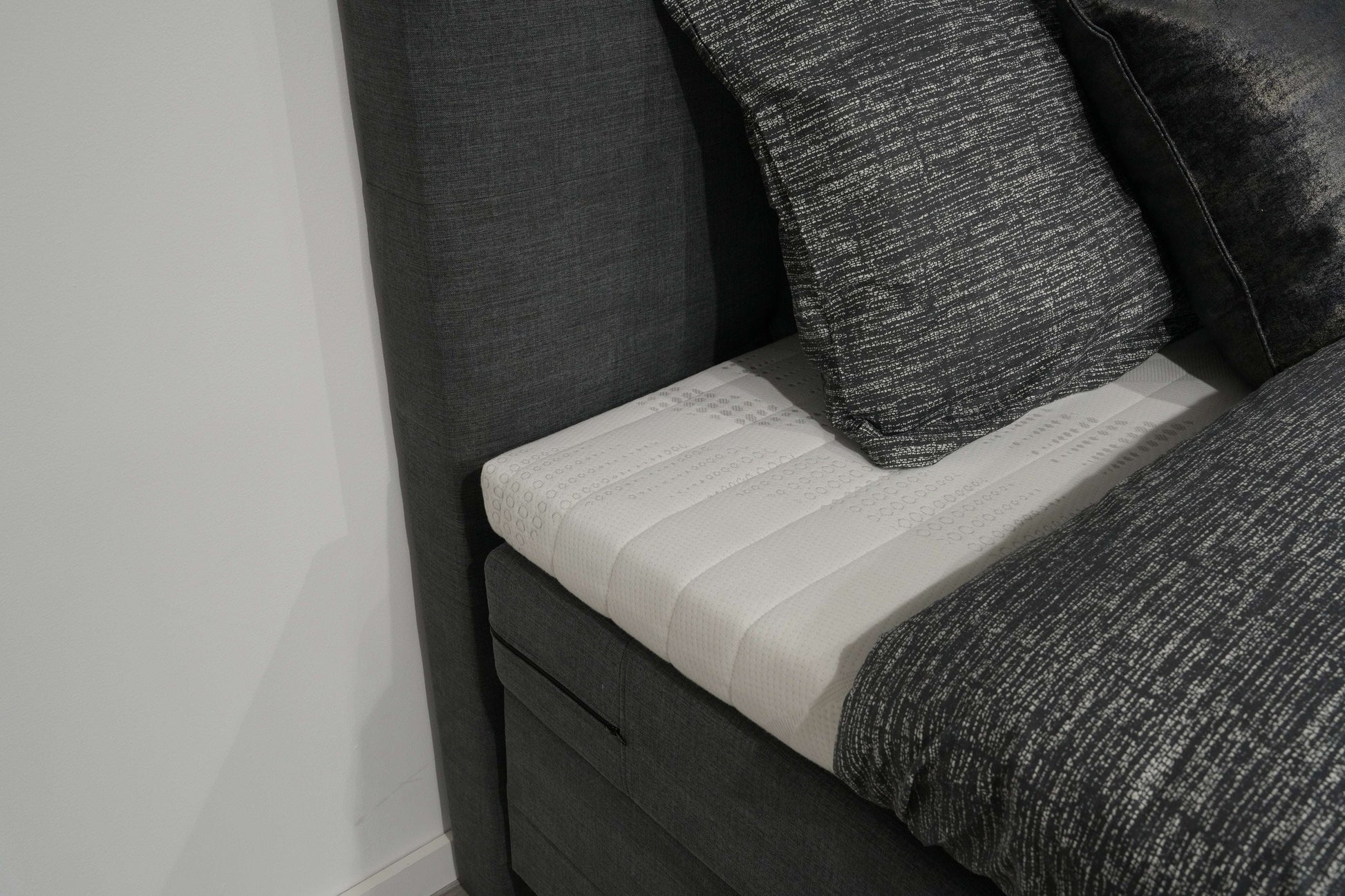 Elektrische boxspring Paris Special Edition - Zwart - Luxe 7 zone matrassen Rivera - Complete set met bediening en gratis topmatras